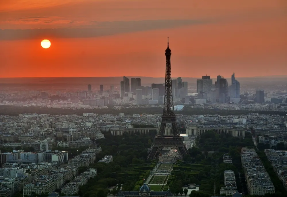 Alertă teroristă la Paris - O femeie îmbrăcată în stil islamic a fost împușcată. Ea făcea remarci amenințătoare și elogia terorismul