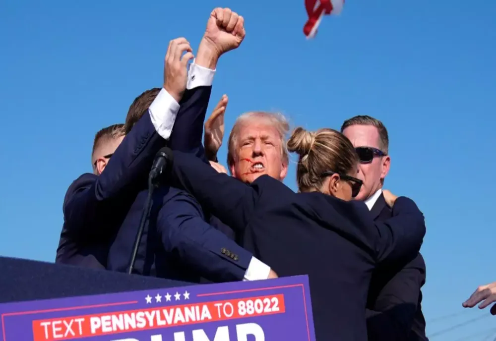 BĂRBAT ARESTAT ÎN TIMPUL UNUI MITING AL LUI DONALD TRUMP