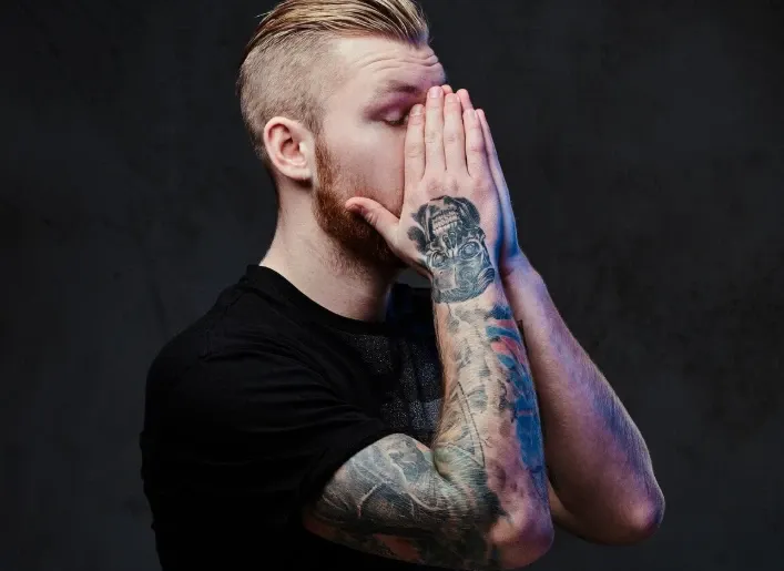 Un român din Austria a ajuns după gratii din cauza tatuajelor de pe corp. Judecătorul a rămas fără cuvinte când l-a văzut
