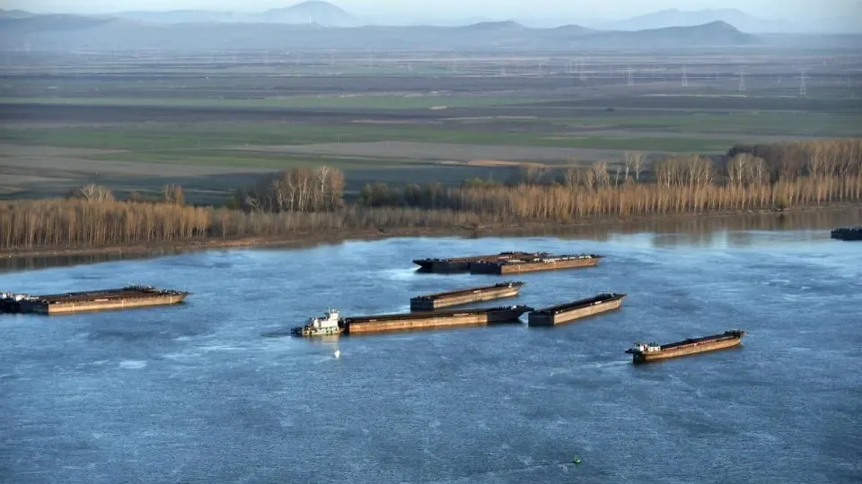 Ungaria va scufunda două barje în Dunăre pentru a menţine în funcţiune centrala nucleară Paks
