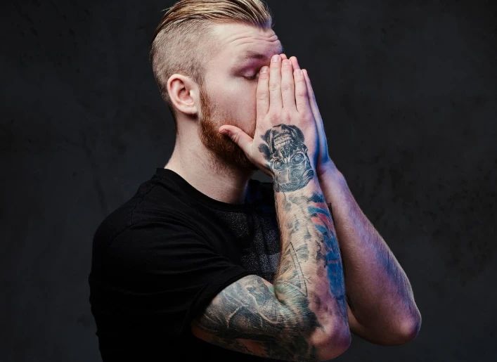 Un român din Austria a ajuns după gratii din cauza tatuajelor de pe corp. Judecătorul a rămas fără cuvinte când l-a văzut