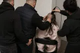 Româncă umilită în Franța după o presupusă relație extraconjugală. A fost tunsă cu forța și agresată de mai mulți membri ai familiei
