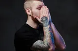 Un român din Austria a ajuns după gratii din cauza tatuajelor de pe corp. Judecătorul a rămas fără cuvinte când l-a văzut