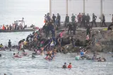 Mii de migranți au luat cu asalt plajele spaniole din Ceuta. Italia cere suspendarea Spaniei din Schengen