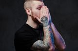 Un român din Austria a ajuns după gratii din cauza tatuajelor de pe corp. Judecătorul a rămas fără cuvinte când l-a văzut