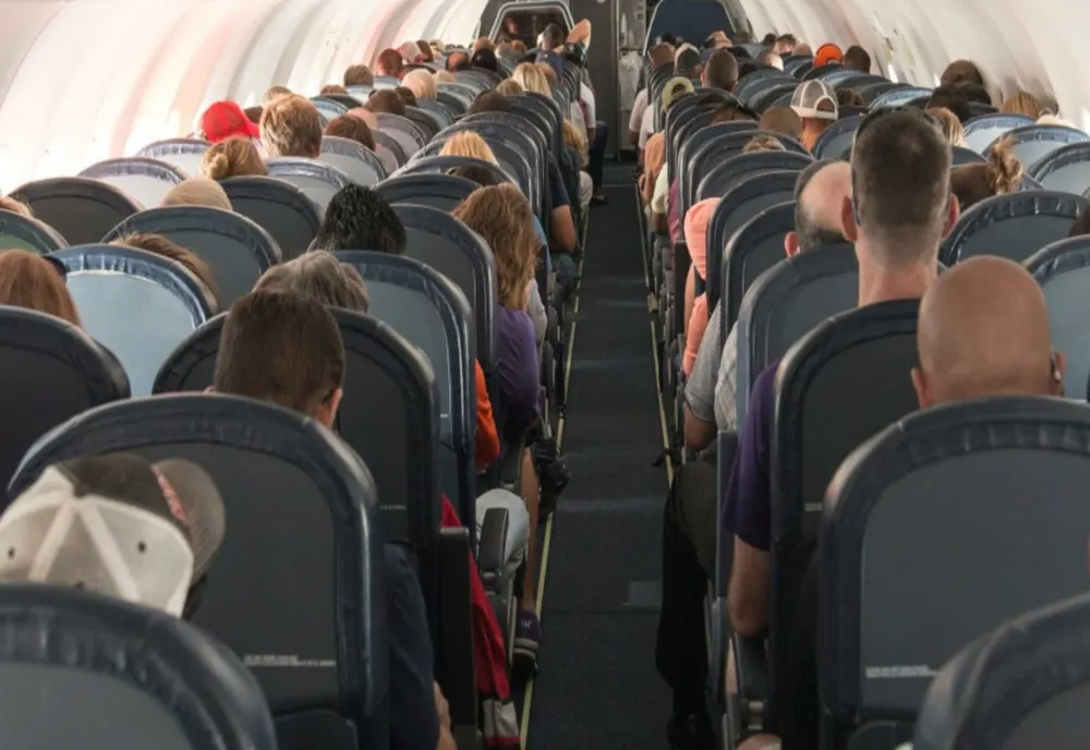Scandal într-un avion după ce o familie ar fi încercat să urce cu o femeie decedată, pretinzând că aceasta doar doarme