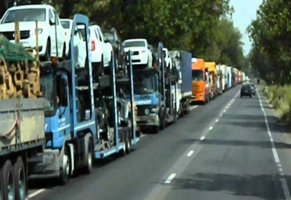 Doi șoferi români au fost condamnați în Marea Britanie. Transportau ilegal 49 de persoane către Franța