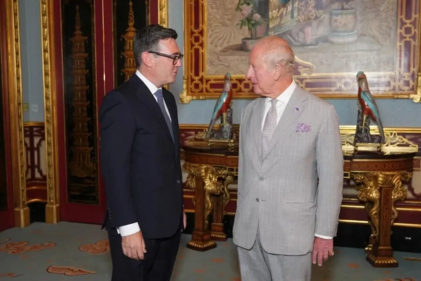 Regele Charles și Andy Burnham