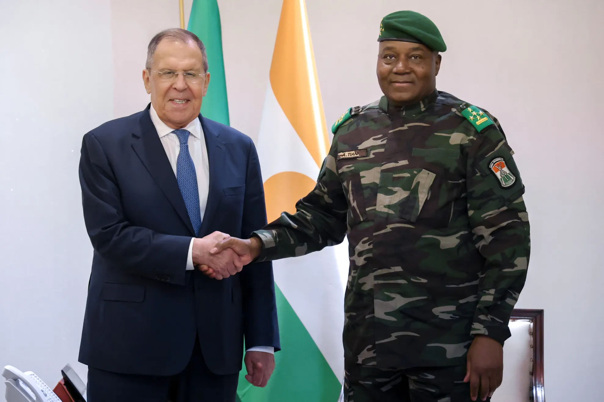 Serghei Lavrov (stânga)