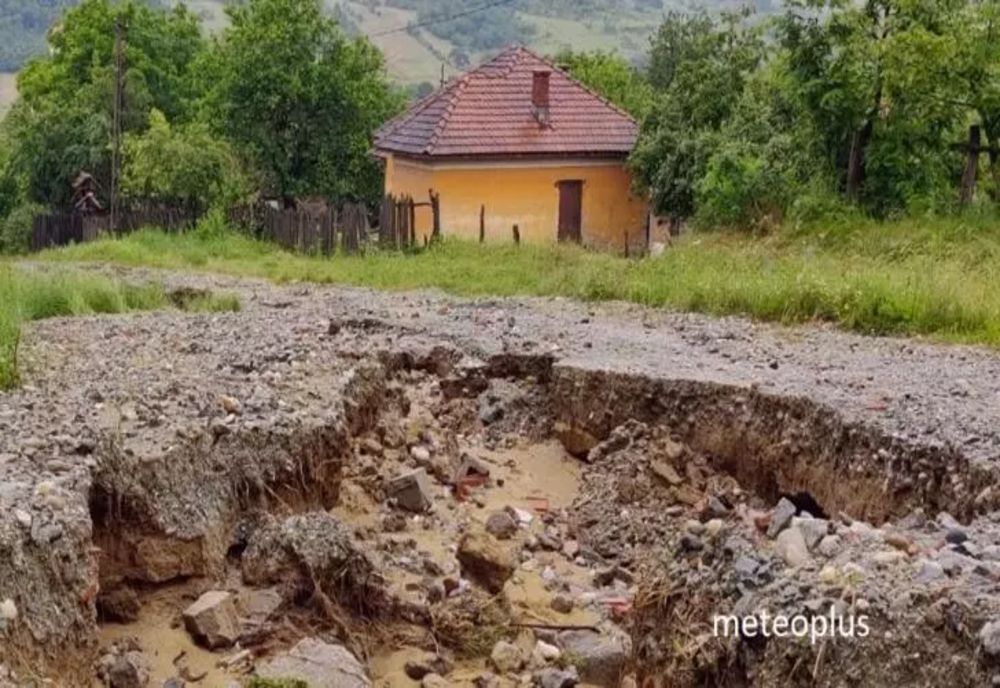 Ploile au făcut prăpăd în țară - Imagini teribile, drumuri inundate, case în pericol să se prăbușească