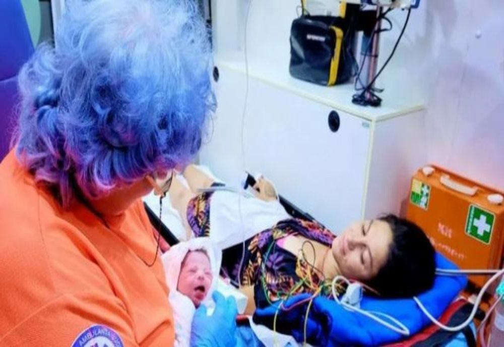 O femeie a născut pe trotuar, la Urziceni, după ce un spital a refuzat-o