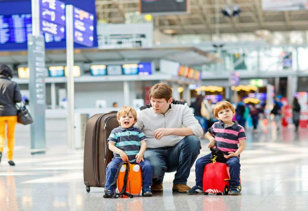 Atenție, s-au modificat condițiile în care minorii pot pleca în străinătate, fără a fi însoțiți de părinți