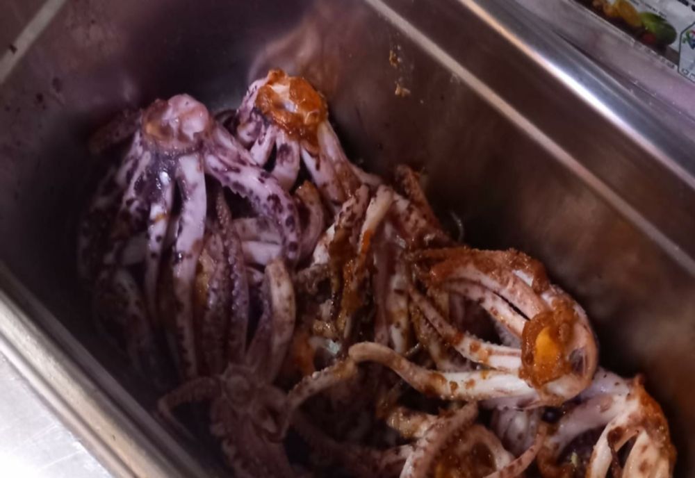 Protecţia Consumatorilor, controale la o tavernă din Herăstrău: amenzi uriașe pentru produse expirate și mizerie. Unitatea ar putea fi închisă - FOTO