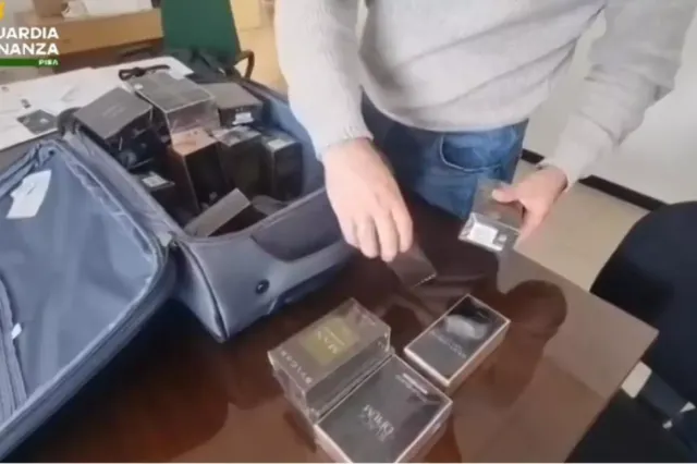 Trei români, arestați în Italia după ce cumpărau bilete de avion ieftine doar pentru a fura din duty-free